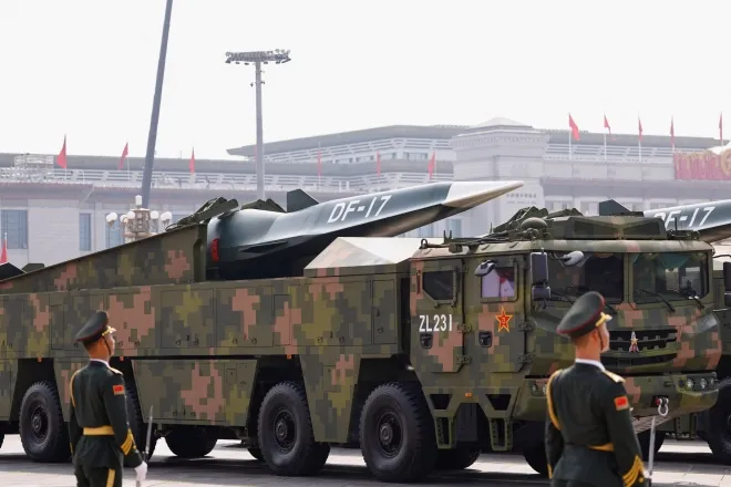 중국 인민해방군 장병들이 전승절 80주년 기념 열병식에서 공개된 극초음속 미사일 DF-17 앞에 도열해 있다. 중국은 DF-17이 미사일 방어체계를 무력화할 수 있다고 주장한다. 2025년 9월 3일, 베이징. 로이터 연합뉴스