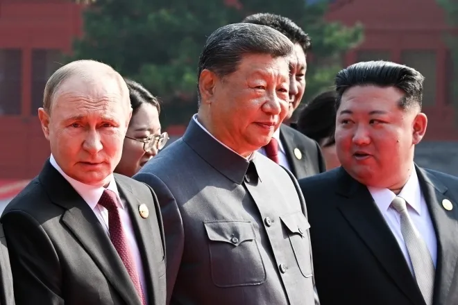 블라디미르 푸틴 러시아 대통령, 시진핑 중국 국가주석, 김정은 북한 국무위원장이 3일 중국 톈안먼 광장에서 열린 제2차 세계대전 승전 80주년 기념 열병식에 참석하고 있다. 2025.9.3 베이징 TASS 연합뉴스(크렘린궁 공보실) 블라디미르 푸틴 러시아 대통령, 시진핑 중국 국가주석, 김정은 북한 국무위원장이 3일 중국 톈안먼 광장에서 열린 제2차 세계대전 승전 80주년 기념 열병식에 참석하고 있다. 2025.9.3 베이징 TASS 연합뉴스(크렘린궁 공보실)
