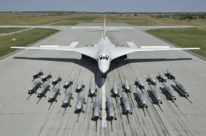 Tu-160 전략폭격기와 무장 무기. 러시아 연합 항공기 회사 제공 Tu-160 전략폭격기와 무장 무기. 러시아 연합 항공기 회사 제공