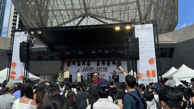 야외 무대에서 공연을 펼치고 있는 밴드 이날치.