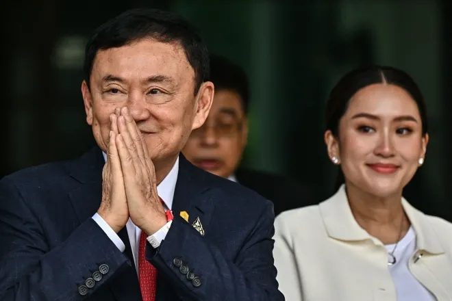 2023년 8월 22일 태국 방콕 돈므앙 공항에 도착한 탁신 친나왓 전 총리(왼쪽)가 막내딸 패통탄 친나왓(오른쪽)과 함께 지지자들에게 손을 흔들고 있다. AFP 연합뉴스