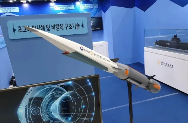 한국 국방과학연구소(ADD)가 전시한 극초음속 순항미사일 ‘하이코어’ 모형. 초기 설계 모델로, 이중 로켓 부스터와 스크램제트 기반 비행체 구조가 적용돼 있다. 엑스(@mason_8718) 한국 국방과학연구소(ADD)가 전시한 극초음속 순항미사일 ‘하이코어’ 모형. 초기 설계 모델로, 이중 로켓 부스터와 스크램제트 기반 비행체 구조가 적용돼 있다. 엑스(@mason_8718)