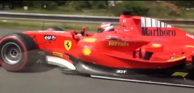 포뮬러1(F1) 스타일의 경주용 자동차를 모는 운전자 모습. 영상 캡처 포뮬러1(F1) 스타일의 경주용 자동차를 모는 운전자 모습. 영상 캡처
