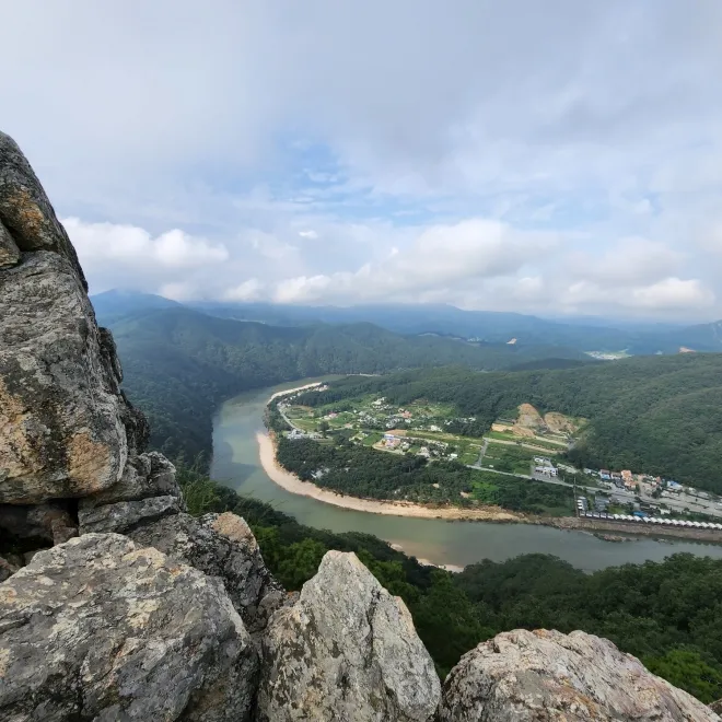팔봉산에서 내려다 본 홍천강