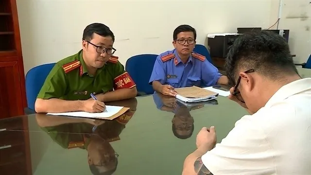 베트남 호찌민시 경찰이 취업 사기로 한국인 3명을 유인, 감금한 중국인 주범 뤄성화(오른쪽)를 심문하고 있다. 2025.08.26 베트남 현지 언론 제공 베트남 호찌민시 경찰이 취업 사기로 한국인 3명을 유인, 감금한 중국인 주범 뤄성화(오른쪽)를 심문하고 있다. 2025.08.26 베트남 현지 언론 제공
