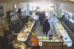 복면 쓰고 닥치는 대로 쓸어갔다…美 보석상 대낮 떼강도 파문 (영상)