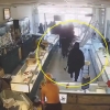 복면 쓰고 닥치는 대로 쓸어갔다…美 보석상 대낮 떼강도 파문 (영상)
