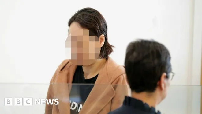 두 자녀 살해 혐의를 받는 한국계 이모씨가 8일(현지시간) 뉴질랜드 오클랜드 고등법원 첫 공판에 출석하고 있다. (BBC 뉴스 화면 캡처, 모자이크 처리) 두 자녀 살해 혐의를 받는 한국계 이모씨가 8일(현지시간) 뉴질랜드 오클랜드 고등법원 첫 공판에 출석하고 있다. (BBC 뉴스 화면 캡처, 모자이크 처리)