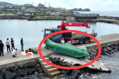 thumbnail - 밀입국? 간첩?…제주서 ‘중국 빵 봉지’ 실린 미확인 고무보트 발견