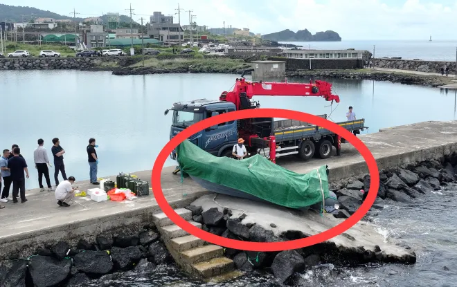 해경과 경찰 등 관계자들이 8일 오전 제주시 한경면 용수리 해안가에서 이날 오전 발견된 미확인 보트를 조사해 인양하려 하고 있다. 연합뉴스 해경과 경찰 등 관계자들이 8일 오전 제주시 한경면 용수리 해안가에서 이날 오전 발견된 미확인 보트를 조사해 인양하려 하고 있다. 연합뉴스
