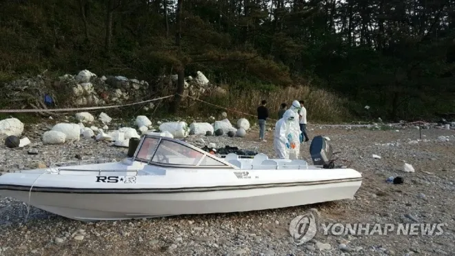 2020년 5월 일 오후 충남 태안군 근흥면 신진항 태안해경 전용부두에서 해경 관계자들이 전날 소원면 의항리 해변에서 발견한 소형 보트를 감식하고 있다. 연합뉴스 2020년 5월 일 오후 충남 태안군 근흥면 신진항 태안해경 전용부두에서 해경 관계자들이 전날 소원면 의항리 해변에서 발견한 소형 보트를 감식하고 있다. 연합뉴스