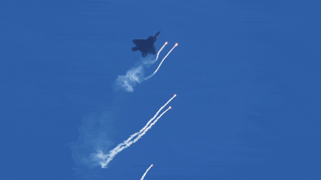 미 공군 F-22 랩터 시범비행 전담팀이 2023년 클리블랜드 에어쇼에서 플레어를 발사하며 고난도 기동을 선보이고 있다. 출처=F-22 랩터 데모 팀 유튜브