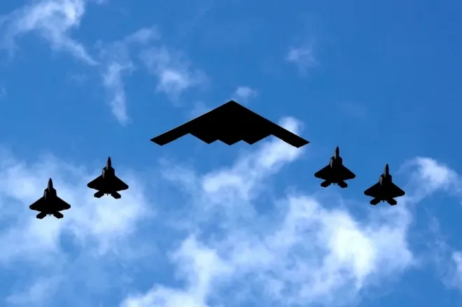 미 공군 B-2 스텔스 폭격기를 F-22 랩터 편대가 호위하며 편대 비행을 하고 있다. 로이터 연합뉴스