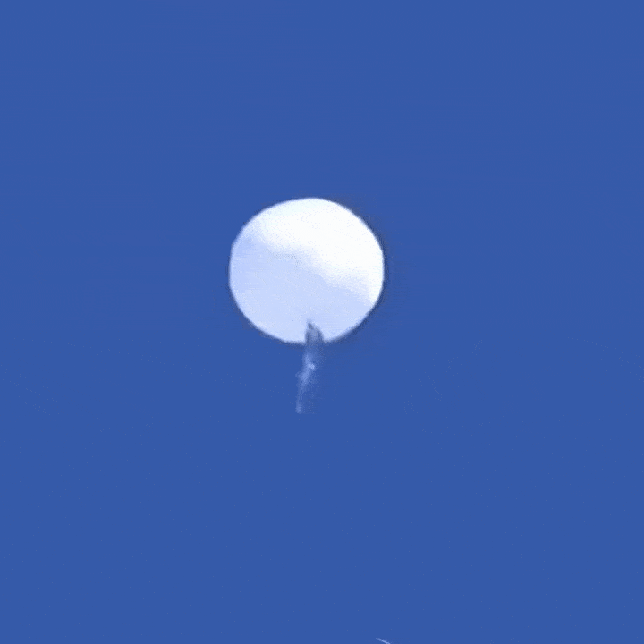 미 공군 F-22 랩터가 2023년 2월 대서양 상공에서 중국 정찰풍선을 AIM-9X 미사일로 격추하는 장면. 당시 중국은 “과잉 대응”이라며 강하게 반발했다. 출처=Megh Updates 엑스(X)