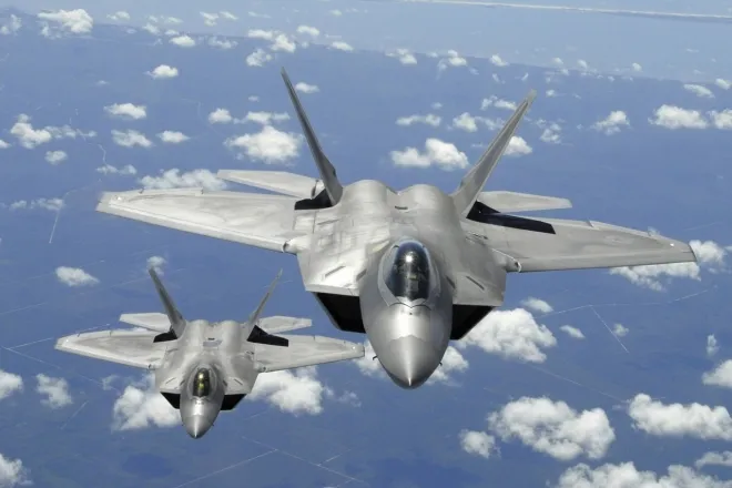 미 공군 F-22 랩터 전투기 편대가 구름 위를 비행하고 있다. 미 국방부 제공