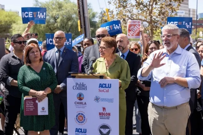 캐런 배스 LA 시장이 8일(현지시간) 미 연방 대법원의 판결에 대해 입장을 발표하고 있다. 로이터 연합뉴스