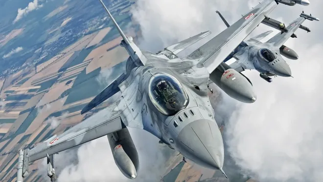 폴란드 공군 F-16 전투기가 편대 비행을 하고 있다. 폴란드군은 10일 새벽 영공을 침범한 러시아 드론 일부를 격추했다고 밝혔다. 폴란드 공군 제공