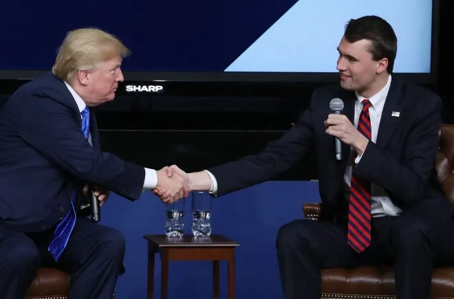 2018년 도널드 트럼프 미국 대통령이 백악관에서 열린 행사에서 찰리 커크와 악수하고 있다. AFP 연합뉴스 자료사진