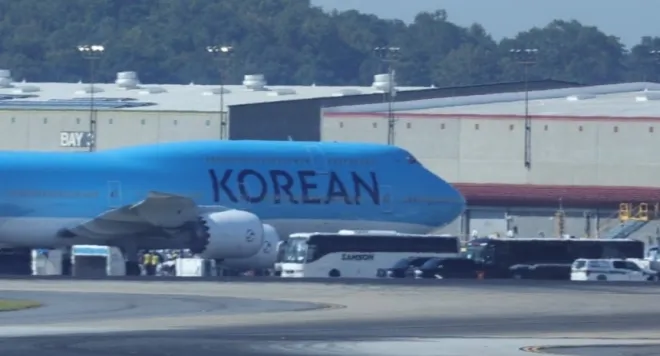 미국에 구금됐던 한국인 근로자들을 태운 전세기(사진)는 미국 현지시간으로 11일 오전 11시 38분쯤 조지아주 애틀랜타 하츠필드-잭슨 국제공항에서 출발했다. 연합뉴스 미국에 구금됐던 한국인 근로자들을 태운 전세기(사진)는 미국 현지시간으로 11일 오전 11시 38분쯤 조지아주 애틀랜타 하츠필드-잭슨 국제공항에서 출발했다. 연합뉴스