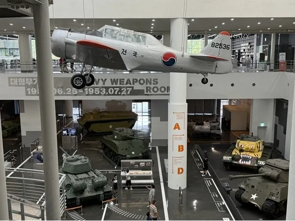 서울 용산 전쟁기념관 전시관에 전시된 실물 전투기와 탱크 모습.