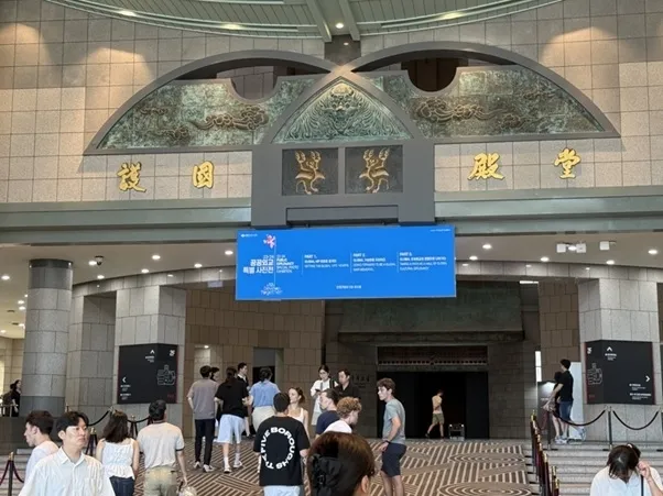 서울 용산 전쟁기념관 입구. 주말을 맞아 내·외국인 관람객들이 줄을 서서 전시를 관람하고 있다.