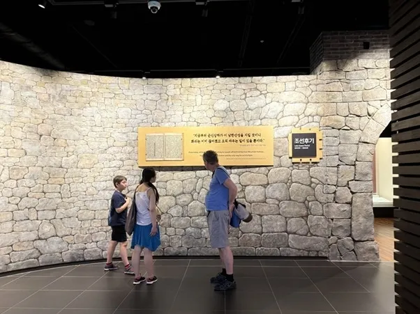 ‘서울 용산 전쟁기념관 조선시대 전시 구역. 외국인 관람객들이 안내문을 읽으며 한국 역사를 살펴보고 있다.