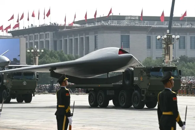 중국군 열병식에 등장한 궁지(攻擊·GJ)-11 스텔스 무인전투기(UCAV) 또는 그 모형. 2025년 9월 3일 베이징. AFP 연합뉴스 중국군 열병식에 등장한 궁지(攻擊·GJ)-11 스텔스 무인전투기(UCAV) 또는 그 모형. 2025년 9월 3일 베이징. AFP 연합뉴스