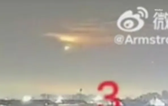 지난 12일(현지시간) 밤 중국 산둥성 웨이팡과 르자오 지역 일대에서 하늘을 가로지르는 밝은 빛이 포탄 소리와 함께 추락하는 모습이 목격됐다. 웨이보 영상 캡처 지난 12일(현지시간) 밤 중국 산둥성 웨이팡과 르자오 지역 일대에서 하늘을 가로지르는 밝은 빛이 포탄 소리와 함께 추락하는 모습이 목격됐다. 웨이보 영상 캡처