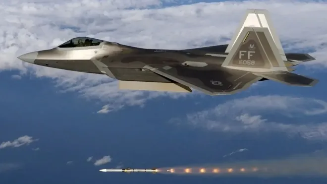 미 공군 F-22 랩터가 AIM-120(암람) 미사일을 발사하는 장면. 이번 시험에서 F-22는 암람 최장거리 발사 기록을 세우며 여전히 제공권 장악 능력을 입증했다. 미 공군 제공