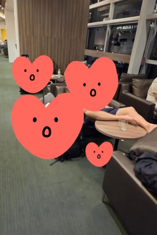 베트남 다낭 공항 라운지에서 포착된 한국인 관광객. 테이블에 다리를 올려놓고 쉬는 등의 행동으로 민폐 논란이 일었다. 커뮤니티 캡처