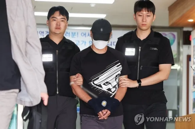 KT 무단 소액결제 사건의 피의자인 중국 국적 남성 A씨가 18일 구속 전 피의자 심문(영장실질심사)에 출석하기 위해 경기도 수원영통경찰서 유치장에서 나오고 있다. 연합뉴스 KT 무단 소액결제 사건의 피의자인 중국 국적 남성 A씨가 18일 구속 전 피의자 심문(영장실질심사)에 출석하기 위해 경기도 수원영통경찰서 유치장에서 나오고 있다. 연합뉴스