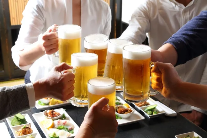 사람들이 술자리를 즐기며 맥주를 마시고 있다. 전문가들은 인간에게는 소량의 음주도 건강 위험을 높일 수 있다고 경고한다. 123rf 사람들이 술자리를 즐기며 맥주를 마시고 있다. 전문가들은 인간에게는 소량의 음주도 건강 위험을 높일 수 있다고 경고한다. 123rf