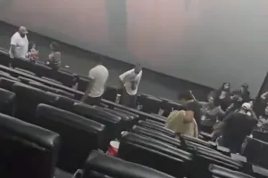 (영상) ‘귀멸의 칼날’ 영화 보다가 소변 테러 당한 관객들