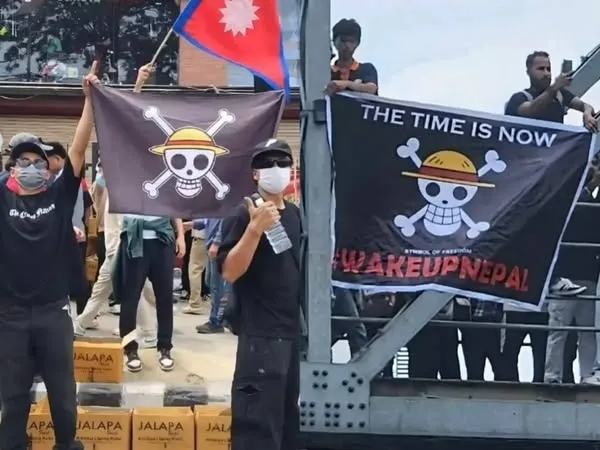 네팔 청년 시위대가 일본 만화 원피스 속 ‘밀짚모자 해적단’ 깃발인 졸리 로저를 내걸고 부패한 정부를 규탄하고 있다. 깃발에는 ‘지금이 때다’(The Time Is Now)’와 ‘깨어나라 네팔’(#WakeUpNepal)이라는 문구가 함께 적혔다. 페이스북 네팔 청년 시위대가 일본 만화 원피스 속 ‘밀짚모자 해적단’ 깃발인 졸리 로저를 내걸고 부패한 정부를 규탄하고 있다. 깃발에는 ‘지금이 때다’(The Time Is Now)’와 ‘깨어나라 네팔’(#WakeUpNepal)이라는 문구가 함께 적혔다. 페이스북