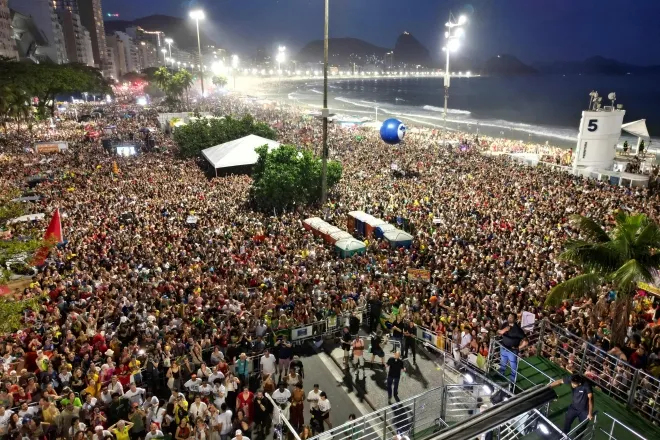 2025년 9월 21일 브라질 리우데자네이루에서 보우소나루 전 대통령 지지자 사면 법안에 반대하는 시위가 열렸다. 공연하는 가수들과 시위에 참여한 시민들. AFP 연합뉴스 2025년 9월 21일 브라질 리우데자네이루에서 보우소나루 전 대통령 지지자 사면 법안에 반대하는 시위가 열렸다. 공연하는 가수들과 시위에 참여한 시민들. AFP 연합뉴스
