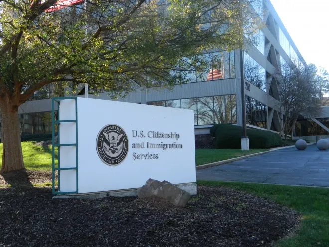미국 조지아주 디캡 카운티에 있는 이민국(USCIS) 건물 전경. 트럼프 행정부의 H-1B 수수료 인상은 해외 인재들에게 더 큰 부담으로 작용하고 있다. Gulbenk, CC BY-SA 3.0, via Wikimedia Commons 미국 조지아주 디캡 카운티에 있는 이민국(USCIS) 건물 전경. 트럼프 행정부의 H-1B 수수료 인상은 해외 인재들에게 더 큰 부담으로 작용하고 있다. Gulbenk, CC BY-SA 3.0, via Wikimedia Commons