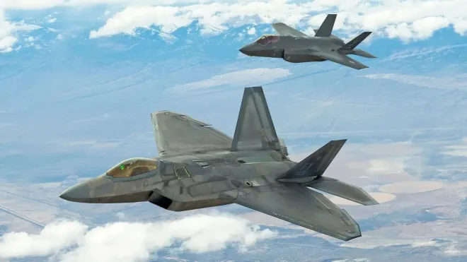 미 공군의 5세대 전투기 F-22 랩터(앞)와 F-35A(뒤). 두 기종은 현재 미국의 핵심 공중 전력으로, F-47은 이들을 잇는 차세대 후계기로 개발되고 있다. 미 공군 제공 미 공군의 5세대 전투기 F-22 랩터(앞)와 F-35A(뒤). 두 기종은 현재 미국의 핵심 공중 전력으로, F-47은 이들을 잇는 차세대 후계기로 개발되고 있다. 미 공군 제공