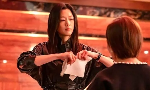 全智贤. DISNEY+