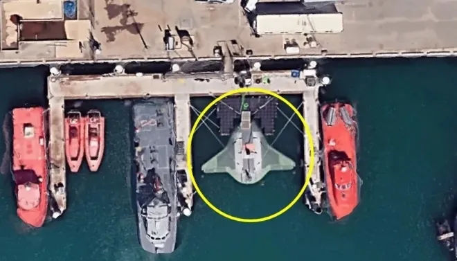 미국이 개발 중인 최첨단 수중 드론 만타 레이가 미 해군기지에 정박해 있다. Google Earth 미국이 개발 중인 최첨단 수중 드론 만타 레이가 미 해군기지에 정박해 있다. Google Earth