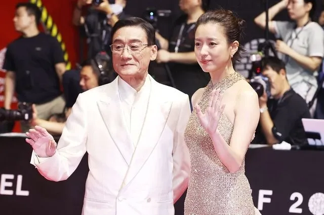 30회 부산국제영화제(BIFF) 경쟁 부문 심사위원으로 위촉된 홍콩 배우 량자후이(양가휘·왼쪽)와 한국 배우 한효주가 지난 17일 부산 해운대구 영화의전당에서 열린 개막식 레드카펫에서 나란히 손 흔들어 인사하고 있다. 연합뉴스