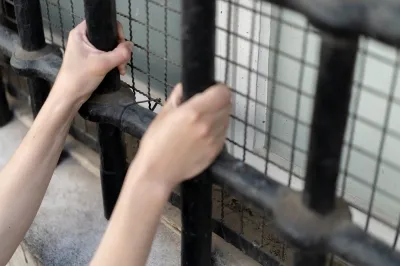 thumbnail - “악마를 보았다”…22년간 딸 감금·성폭행, 자녀 3명 출산하게 한 아버지