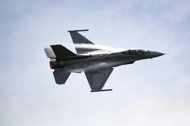 미 공군 F-16 바이퍼 전투기가 2025년 7월 콜롬비아 리오네그로 상공에서 시범 기동을 펼치고 있다. 미 공군 제공 미 공군 F-16 바이퍼 전투기가 2025년 7월 콜롬비아 리오네그로 상공에서 시범 기동을 펼치고 있다. 미 공군 제공