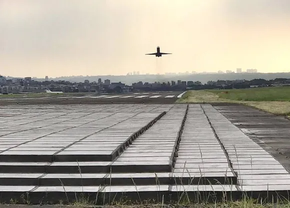 대만 타이베이 제2공항인 쑹산공항 활주로 끝에 블록 형태의 ‘항공기 이탈 방지 시스템’(EMAS)이 설치돼 있다. 쑹산공항 홈페이지 캡처 대만 타이베이 제2공항인 쑹산공항 활주로 끝에 블록 형태의 ‘항공기 이탈 방지 시스템’(EMAS)이 설치돼 있다. 쑹산공항 홈페이지 캡처