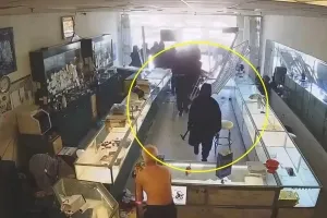 단 80초 만에 부수고 싹쓸이…美 보석상 또 대낮 떼강도 파문 (영상)