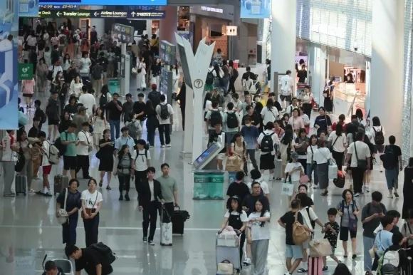 2024년 8월 4일 인천국제공항 1터미널 면세구역이 휴가철을 맞아 해외로 떠나려는 여행객들로 붐비고 있다. 연합뉴스