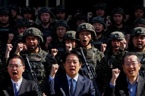 지난 3월 라이칭더(앞줄 가운데) 대만 총통이 쑹산 공군기지에서 병사들과 기념사진을 찍고 있다. 로이터 연합뉴스