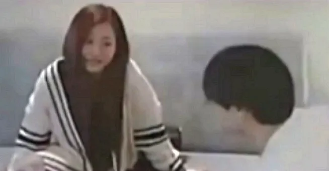 偶像组合 KISS OF LIFE 成员 Julie（쥴리）和 VERIVERY 成员 Kangmin（강민）的疑似私人影像被泄露到 SNS（社交媒体）上。从视频中可以看到，该女性在房间内吸电子烟. WEIBO