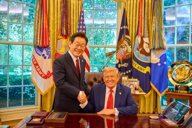 이재명 대통령과 트럼프 대통령이 백악관 오벌오피스에서 악수하며 환하게 미소 짓고 있는 모습. 워싱턴DC 연합뉴스 이재명 대통령과 트럼프 대통령이 백악관 오벌오피스에서 악수하며 환하게 미소 짓고 있는 모습. 워싱턴DC 연합뉴스