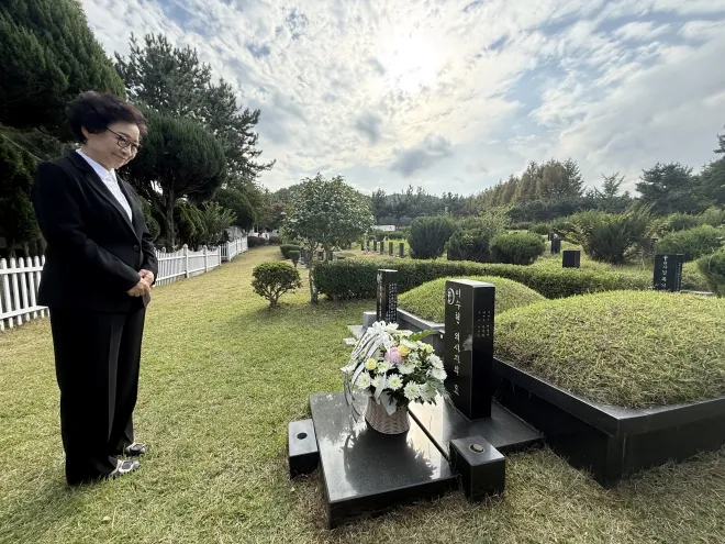 한일 우호의 상징인 의인 이수현씨 모친인 신윤찬 LSH 아시아장학회 명예회장이 30일 오후 부산 영락공원 이수현씨 묘에서 이시바 시게루 일본 총리가 놓고 간 꽃을 바라보고 있다. 이날 이시바 총리는 현직 총리 중 처음으로 이수현씨 묘를 참배했다. 2025.9.30 연합뉴스 한일 우호의 상징인 의인 이수현씨 모친인 신윤찬 LSH 아시아장학회 명예회장이 30일 오후 부산 영락공원 이수현씨 묘에서 이시바 시게루 일본 총리가 놓고 간 꽃을 바라보고 있다. 이날 이시바 총리는 현직 총리 중 처음으로 이수현씨 묘를 참배했다. 2025.9.30 연합뉴스