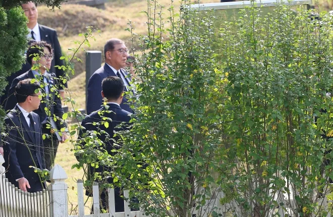 한일 정상회담을 위해 방한한 이시바 시게루 일본 총리가 30일 부산 금정구 영락공원 의인 이수현씨 묘를 참배하기 위해 이동하고 있다.. 2025.9.30 연합뉴스 한일 정상회담을 위해 방한한 이시바 시게루 일본 총리가 30일 부산 금정구 영락공원 의인 이수현씨 묘를 참배하기 위해 이동하고 있다.. 2025.9.30 연합뉴스